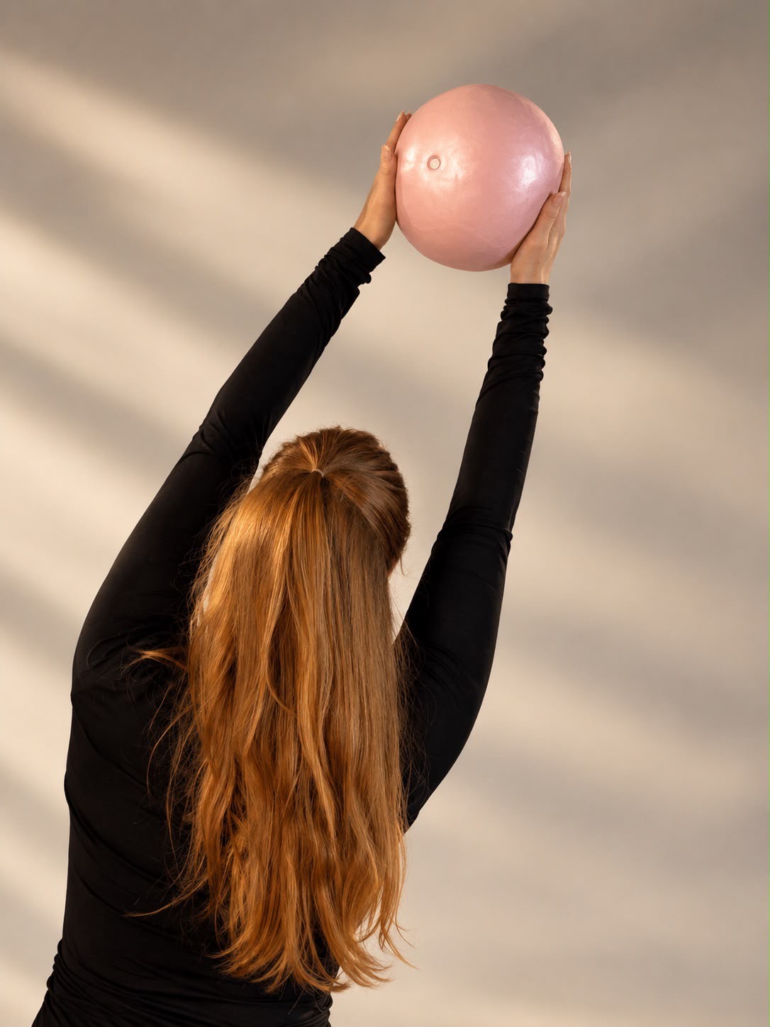 Ausfallschritt mit Pilates-Ring auf der Matte