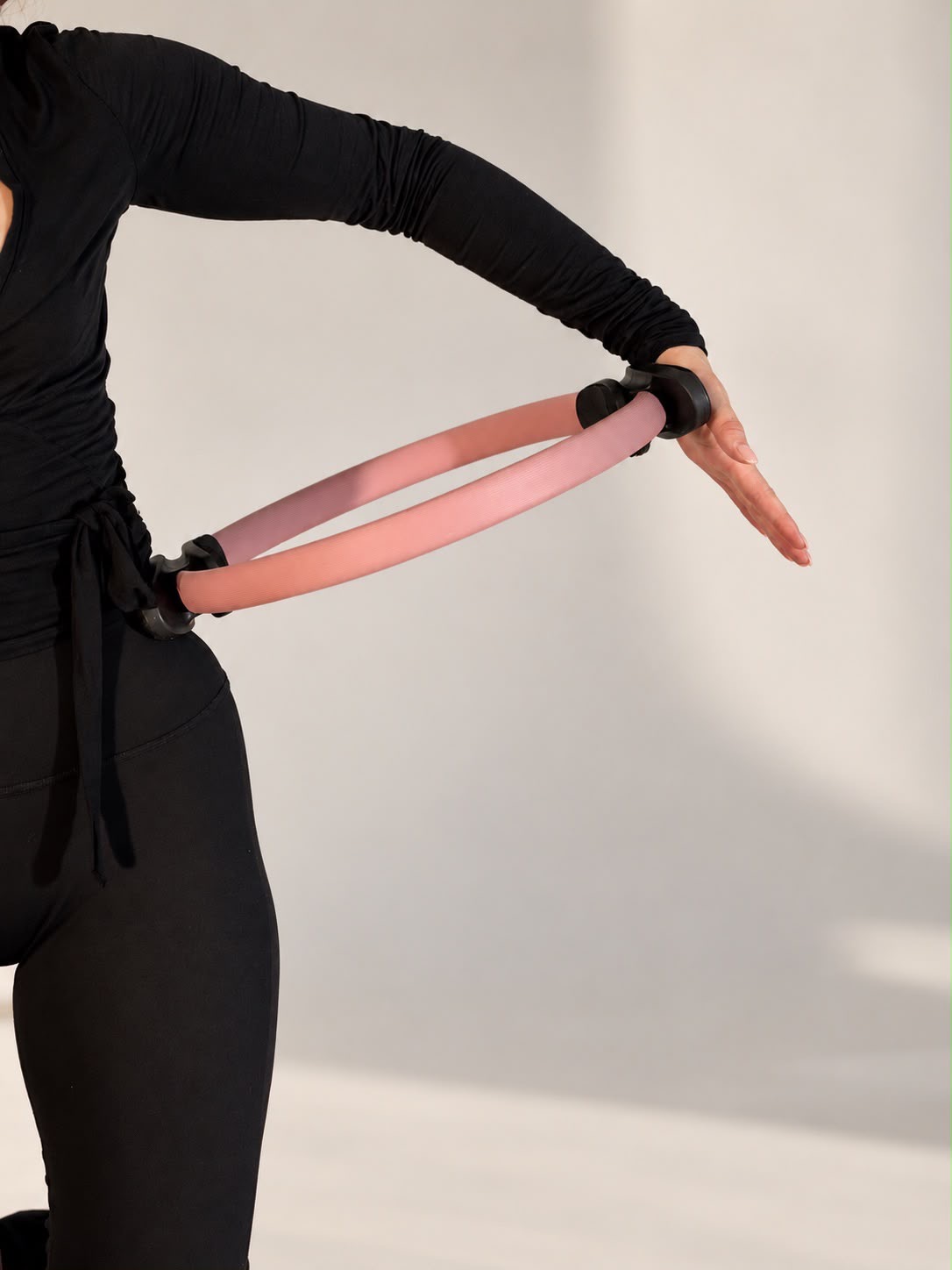 Arm mit Pilates-Ring