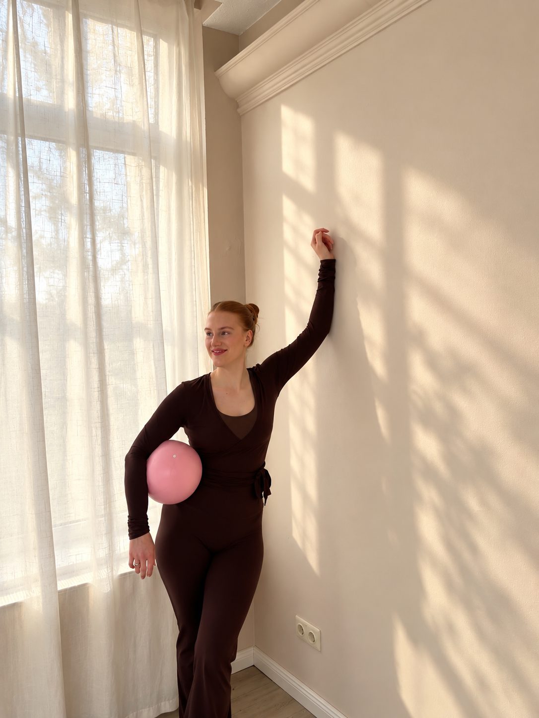 Am Fenster mit Ball im warmen Licht