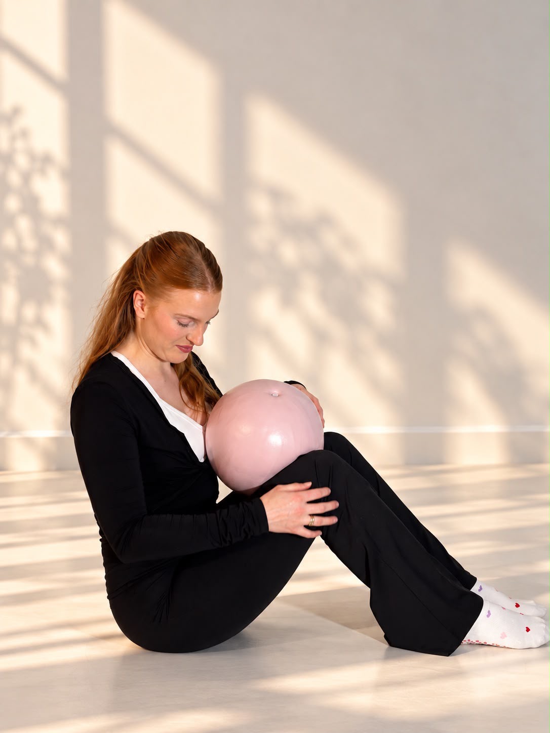 Lächelnd mit dem Ball im Arm